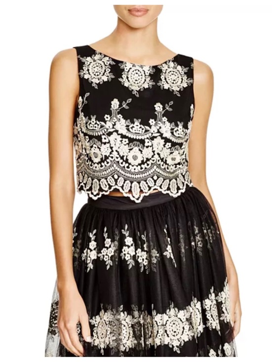 Alice + Olivia Tops - Alice + Olivia Avani Lace Trimmed Crop Embellishment Top Size 12 Black